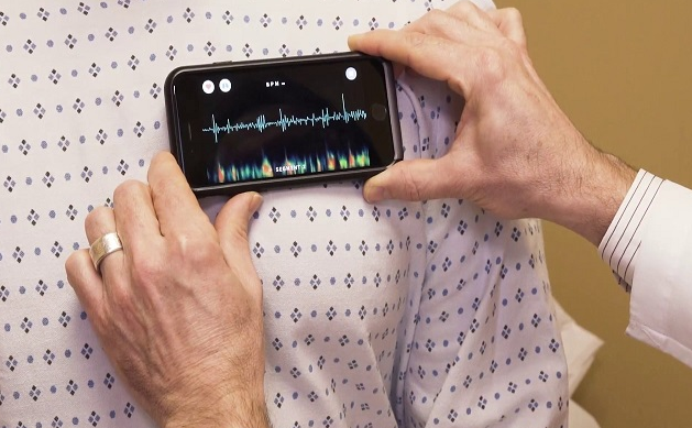 أول تطبيق يحول هاتفك المحمول إلى منظار رقمي إلكتروني لمراقبة صحتك